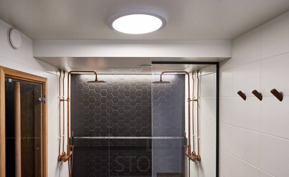 En el lavabo, un techo de leds como iluminación general y detrás de las duchas, un azulejo especial acentuado por una tira de leds. Ledstore.fi